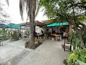 Birrieria Isela en Jocotepec es un restaurante mexicano con gran servicio y muchas mesas en un entorno tipo jardín.​
