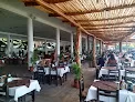 El Bambu en Carretera Jocotepec‑Chapala Oriente 690 en Piedra Barrenada, San Juan Cosalá, es un restaurante mexicano elogiado por su salmón, filete de róbalo, costillas BBQ y camarones a los cuatro quesos.​