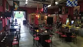 Iron Horse en Chapala es un bar conocido por eventos como karaoke, música en vivo y noches de trivia.​