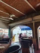 La Casita del Molcajete en Vicente Guerrero 22A, Chapala, es un restaurante de mariscos con gran comida, servicio y ambiente divertido.​