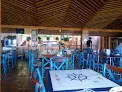 Restaurante-Bar Rosarito El Carnal, en Carretera Jocotepec-Chapala 662 en San Juan Cosalá, es un bar de mariscos donde incluso los locales organizan una hora feliz mensual.​