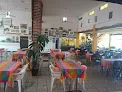 Restaurante Petrita, en Paseo Ramón Corona 30-2 en Chapala, sirve buena comida en porciones generosas, aunque algunos invitados notan que el sazonado puede ser un poco salado.