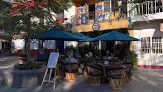 The Ajijic Spot, en Jardín Oriente 4 en Ajijic, es un bar que sirve cerveza fría de barril en jarras heladas con precios razonables y servicio amable.