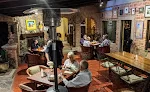 go bistro en Marcos Castellanos 31, San Juan Cosalá, es un restaurante ecléctico elogiado por su gran comida, presentación, servicio y ambiente.​